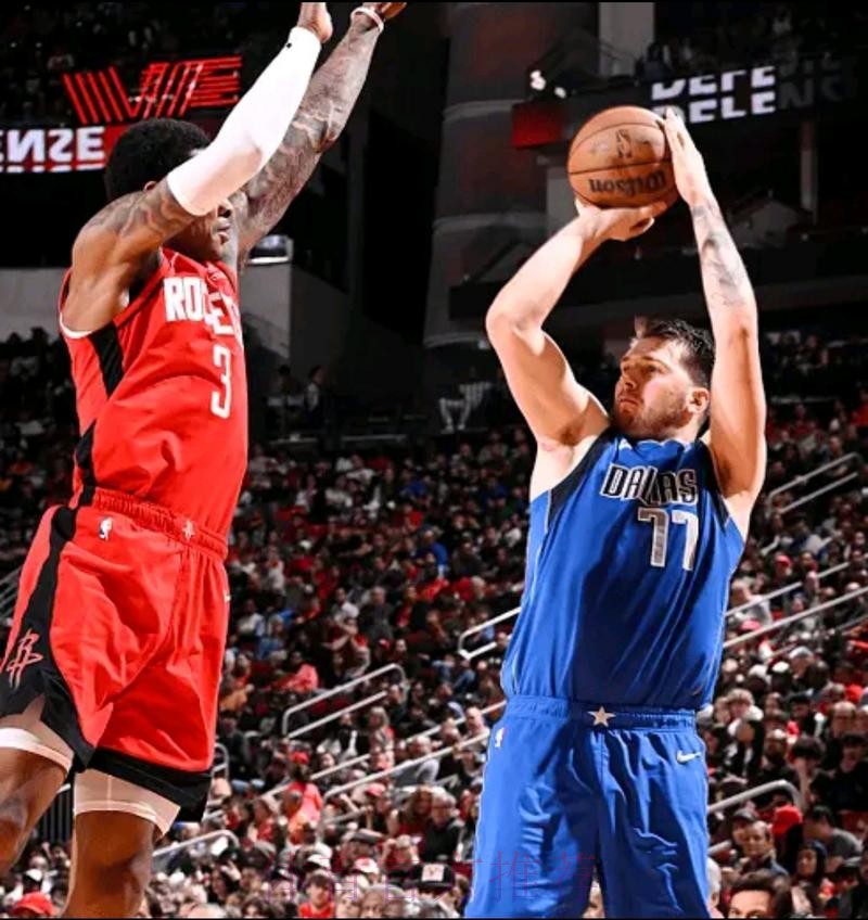 格林单打东契奇 后撤步三分命中 格林单打东契奇 后撤步三分命中